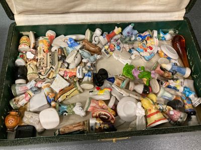une boîte verte remplie d'objets divers posée sur une table