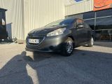 La petite voiture est garée devant un immeuble, sur un parking.