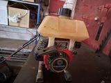 une machine posée sur une table dans une pièce