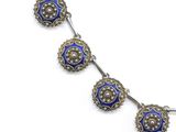 gros plan d'un collier sur une surface blanche