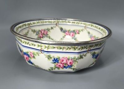 un bol blanc orné de fleurs roses et bleues