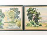 Deux tableaux représentant des arbres et une rivière sont accrochés au mur.