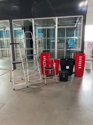 Lot comprenant 3escabeaux, 16 caddies en plastique et un bro…