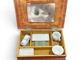 une petite boîte en bois contenant un miroir