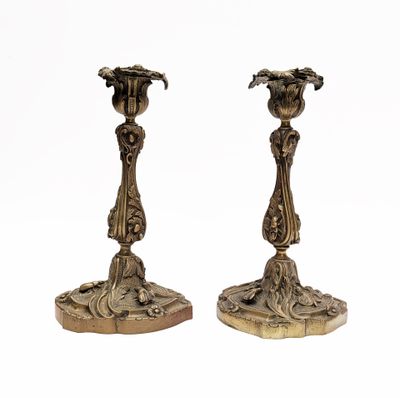 une paire de bougeoirs anciens en laiton sur fond blanc
