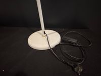 Lampadaire articulé en métal laqué blanc et métal doré. (photo 5)