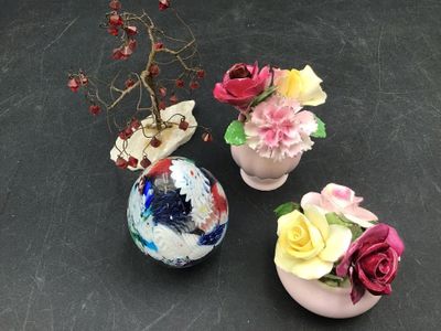 trois vases remplis de fleurs posés sur une table