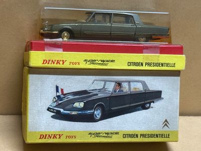 deux voitures-jouets qui se superposent