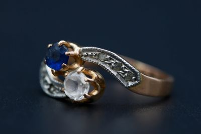 une image montrant un gros plan d'une bague sertie d'un saphir