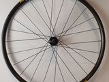 un gros plan d'une roue de vélo sur laquelle est collé un autocollant