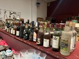 de nombreuses bouteilles d'alcool sur le bar de la chambre