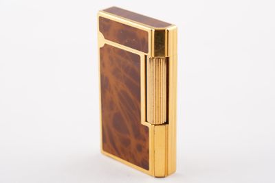l'image d'un briquet posé sur une table