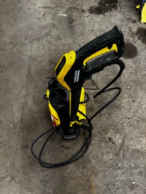 une perceuse électrique jaune et noire posée par terre