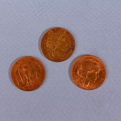 trois types de pièces différents sont présentés sur une surface blanche