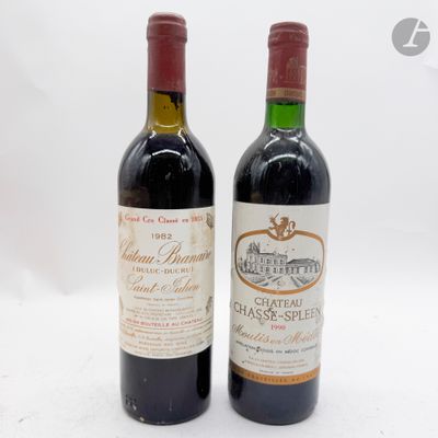 deux bouteilles de vin posées l'une à côté de l'autre sur une table