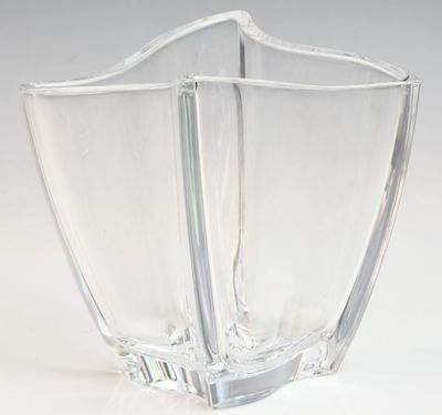 un vase en verre transparent posé sur une table