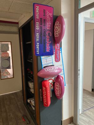 un casier sur lequel sont posés plusieurs gants de boxe roses