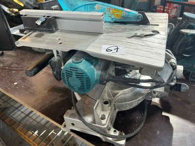 une photo d'une scie circulaire à table dans un atelier