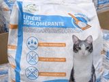 un chat assis sur une pile de papier toilette