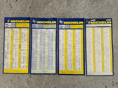 trois horaires « Michel Michel » posés par terre
