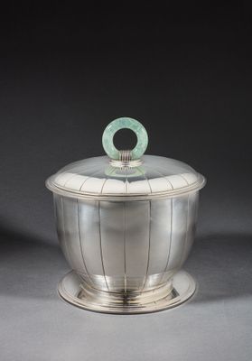 un bol ancien plaqué argent, orné d'un anneau vert sur le bord supérieur