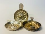 deux plats en argent et en or ornés d'une tête de lion sur le dessus