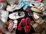 de nombreuses paires de chaussures posées dans un panier posé par terre