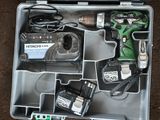 une trousse à outils dans un coffret métallique posé par terre