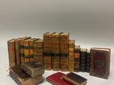 plusieurs vieux livres sont empilés sur une surface blanche