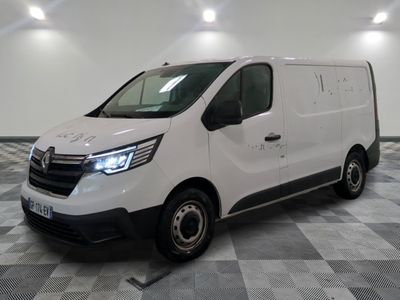 la camionnette blanche est garée sur le sol en damier d'une pièce