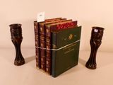 trois livres et un bougeoir posés sur une table