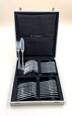un coffret à couverts contenant des fourchettes et des cuillères