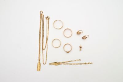 un assortiment de bijoux en or, comprenant des bagues, des bracelets et un collier