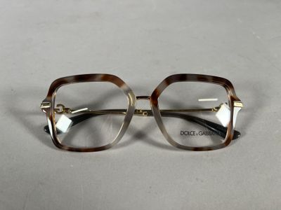 un gros plan sur une paire de lunettes posée sur une table