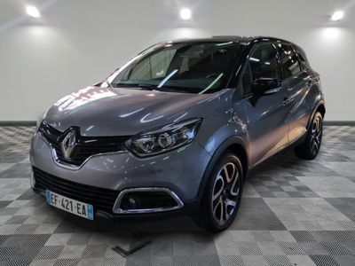 la voiture grise est garée sur un sol en damier dans le garage