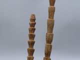 paire de sculptures en bois sculpté posées sur un socle en marbre noir