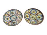 paire de bols en céramique ornés de motifs décoratifs sur fond blanc