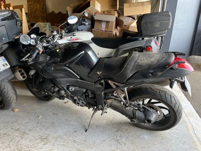 une moto garée à côté d'un camion