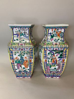 Chine, XXème siècle. Paire de vases balustres en porcelaine …