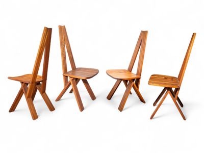 trois chaises en bois et une table sur fond blanc