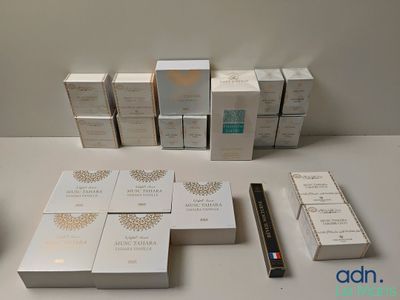 de nombreuses boîtes contenant différents types de produits cosmétiques posées sur une table