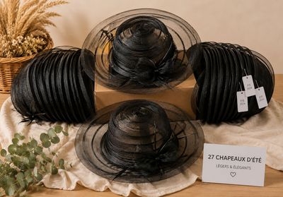 de nombreux chapeaux et assiettes sur une table avec une plante