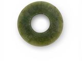 beignet de couleur jade vert posé sur une surface blanche, avec un fond blanc
