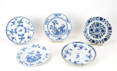 six assiettes bleues et blanches ornées de motifs floraux sur fond blanc