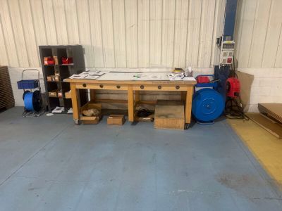 une image d'un établi dans un garage