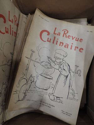 un livre sur lequel figure la photo d'une femme en train de cuisiner dans une cuisine