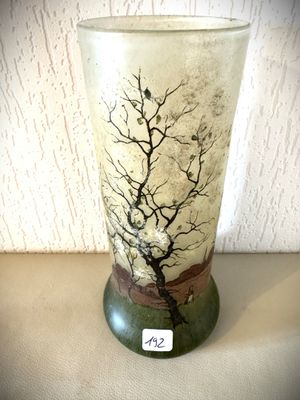 un vase en verre orné d'un arbre, posé sur une table