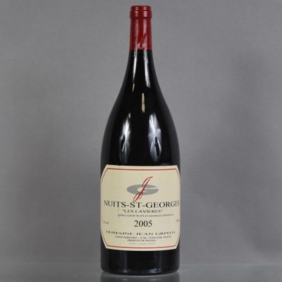une bouteille de vin posée sur une table