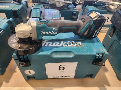Plusieurs outils Makita sont posés sur une table dans un magasin