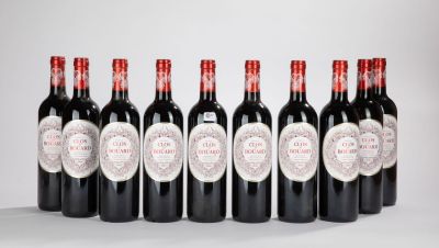 six bouteilles de vin rouge alignées sur une table